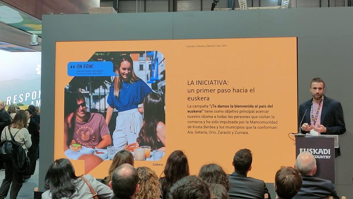 Ion Arozena presentando el proyecto ‘Ongi Etorri Euskararen Herrira’ en Fitur.