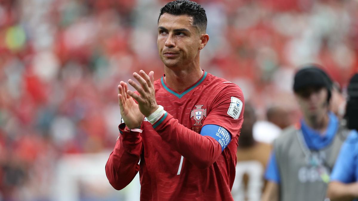 Cristiano Ronaldo aplaude al público tras el empate contra Congo.