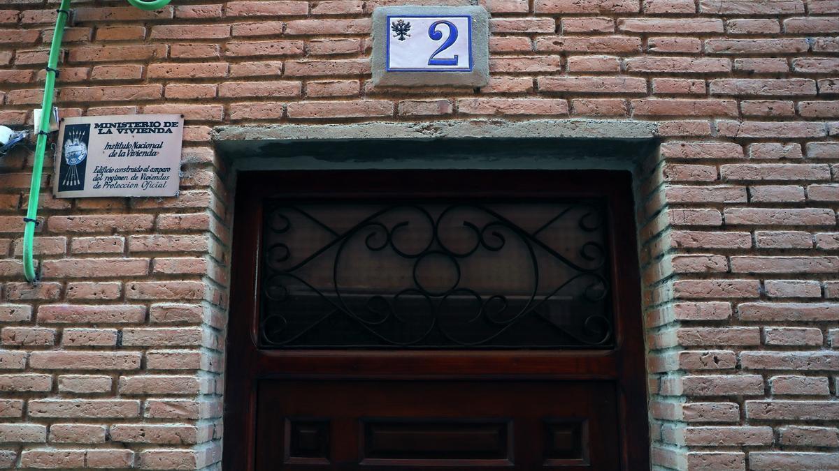 Placas franquistas junto a la entrada de una vivienda.