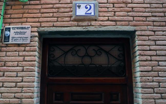 Placas franquistas junto a la entrada de una vivienda.