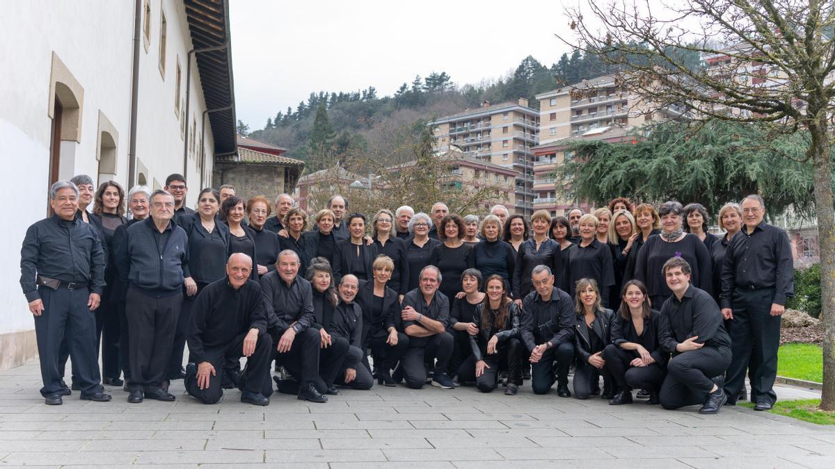 La veterana coral arrasatearra Goikobalu.