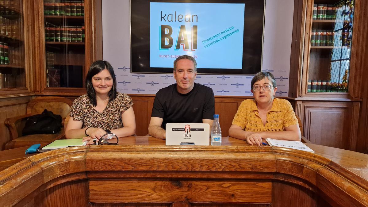 Lide Rekondo, representante de Siadeco, Josu Iguiñiz, delegado de Euskera, y Arantza Zulet, técnica del Servicio para la Promoción del Uso y la Normalización del Euskera