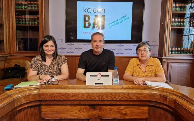 Lide Rekondo, representante de Siadeco, Josu Iguiñiz, delegado de Euskera, y Arantza Zulet, técnica del Servicio para la Promoción del Uso y la Normalización del Euskera