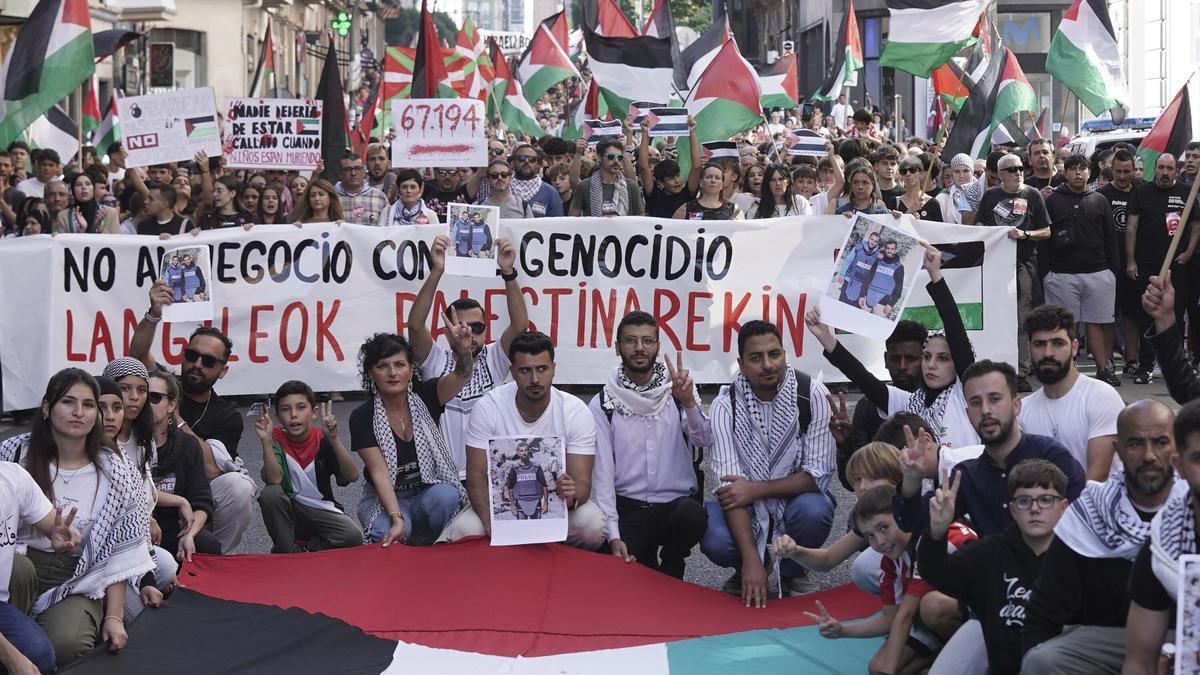 Miles de personas recorren la Gran Vía de Bilbao.