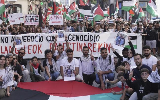 Miles de personas recorren la Gran Vía de Bilbao.