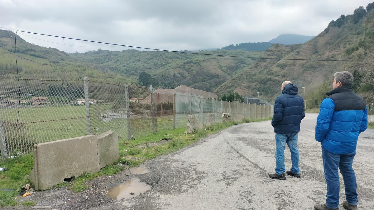 Ganaderos de Triano observan los montes de la zona