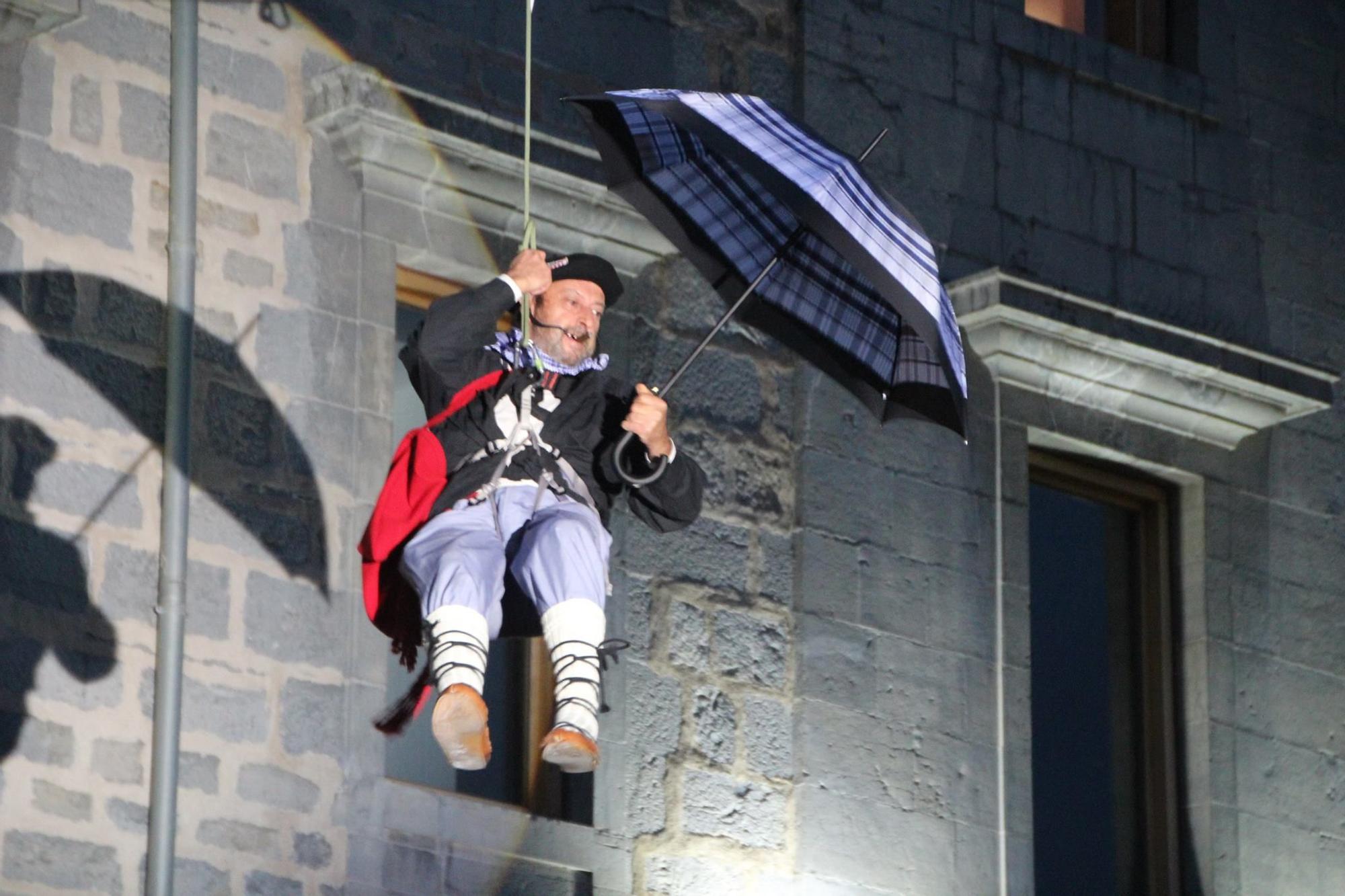Un foco ilumina la bajada de Morrillón y proyecta su silueta sobre la fachada del edificio