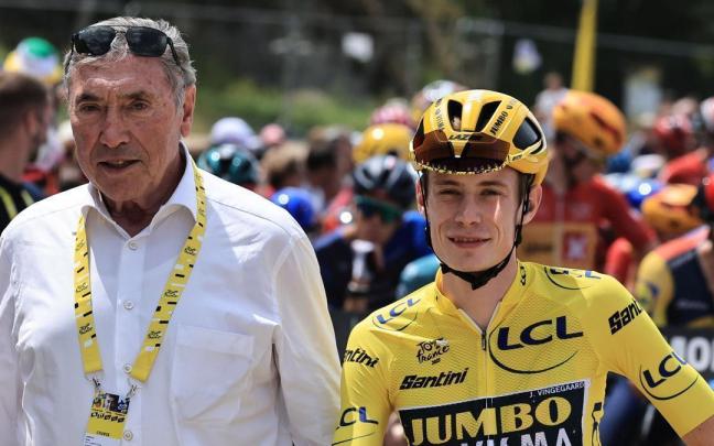Eddy Merckx, cinco veces campeón del Tour, y Jonas Vingegaard, en la salida de la etapa. Eddy Merckx, cinco veces campeón del Tour, y Jonas Vingegaard, en la salida de la etapa.