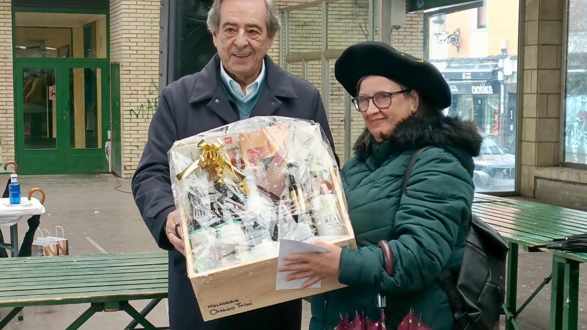 El alcalde Gorroño y la ganadora local, Lurdes Baraizarra.