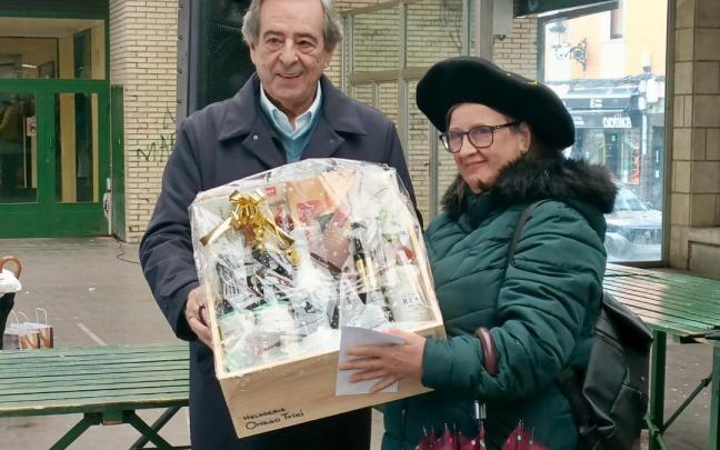 El alcalde Gorroño y la ganadora local, Lurdes Baraizarra.