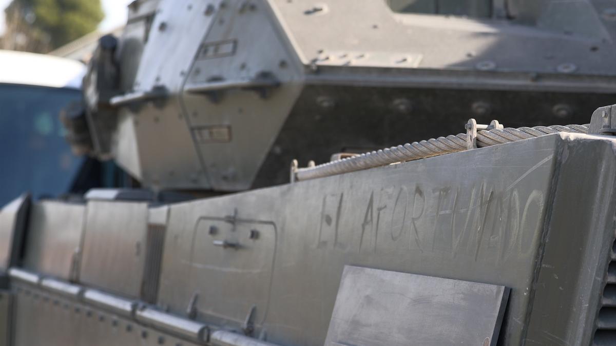 Detalle de uno de los carros de combate Leopard 2A4 durante la presentación de la formación de las Fuerzas Armadas españolas a militares ucranianos.