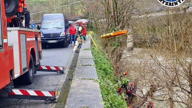 Momento en que la Ertzaintza ha hallado el cadáver en el río Deba. DEPARTAMENTO DE SEGURIDAD