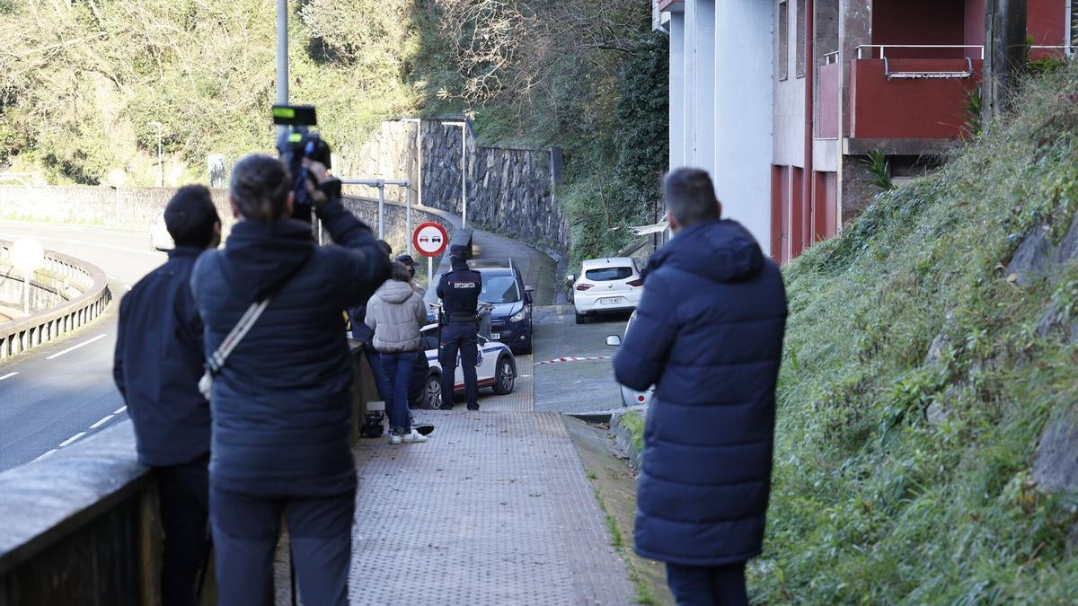 Edificio en el que falleció la mujer en Deba. JAVI COLMENERO