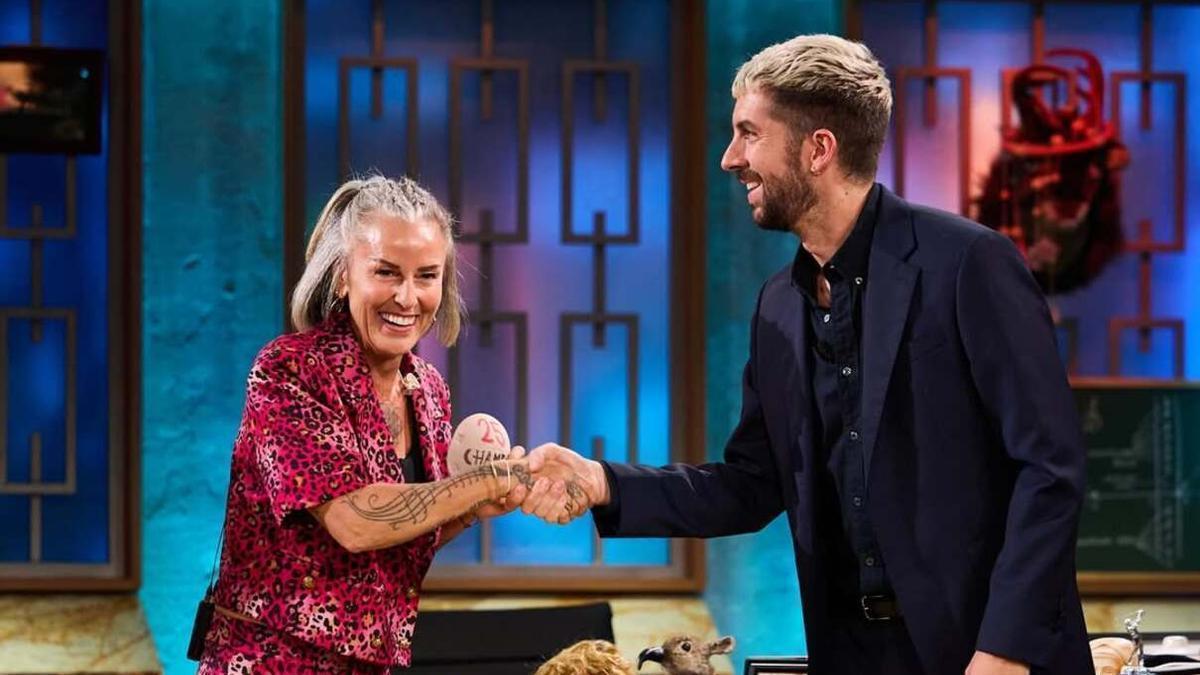 La Mari, de 'Chambao', y David Broncano, anoche en 'La Revuelta'