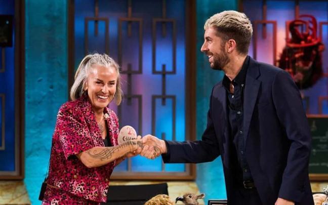 La Mari, de 'Chambao', y David Broncano, anoche en 'La Revuelta'