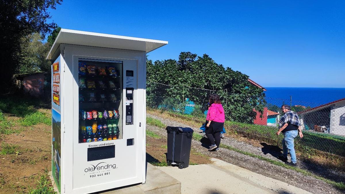 La presencia solitaria de la máquina de vending a un lado de la senda sorprende a los caminantes la ascensión hacia El Calvario.