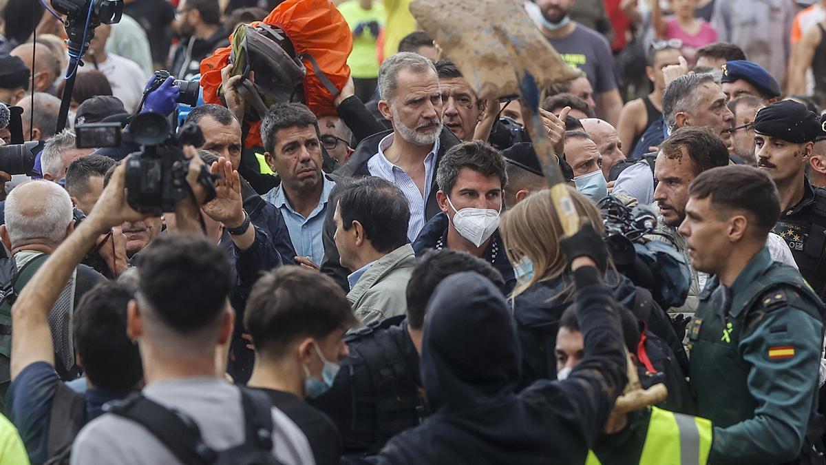 El Rey Felipe VI y el presidente de la Generalitat valenciana, Carlos Mazón, durante su visita a una zona afectada por la DANA.