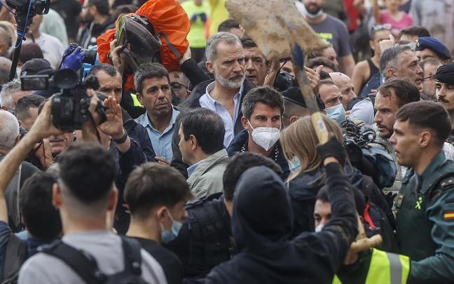 El Rey Felipe VI y el presidente de la Generalitat valenciana, Carlos Mazón, durante su visita a una zona afectada por la DANA. / EP El Rey Felipe VI y el presidente de la Generalitat valenciana, Carlos Mazón, durante su visita a una zona afectada por la DANA.