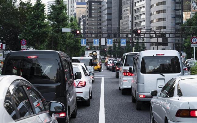 Hora punta de tráfico en una ciudad.