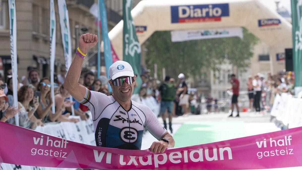 Eneko Llanos celebra su victoria en la primera edición del vi half gasteiz