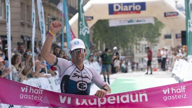 Eneko Llanos celebra su victoria en la primera edición del vi half gasteiz Eneko Llanos celebra su victoria en la primera edición del vi half gasteiz