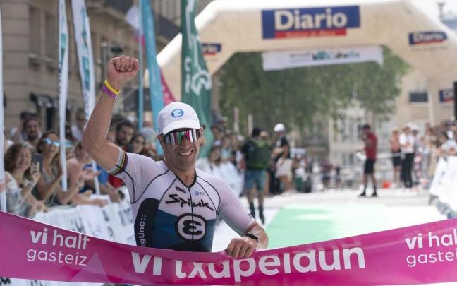 Eneko Llanos celebra su victoria en la primera edición del vi half gasteiz Eneko Llanos celebra su victoria en la primera edición del vi half gasteiz