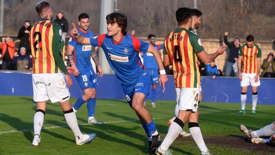 Julen Jon celebra su gol ante el Castellón.