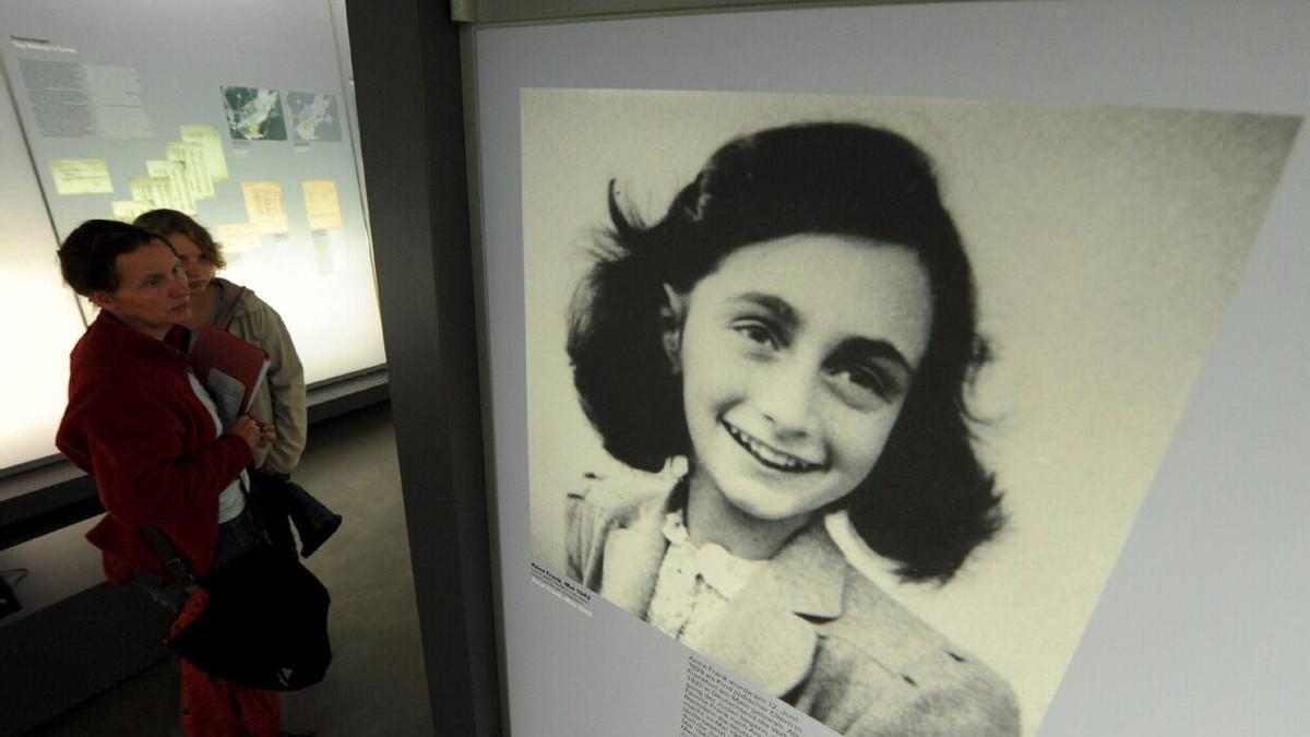 Dos mujeres observan una foto de Ana Frank en la casa-museo en Bergen-Belsen, Alemania.
