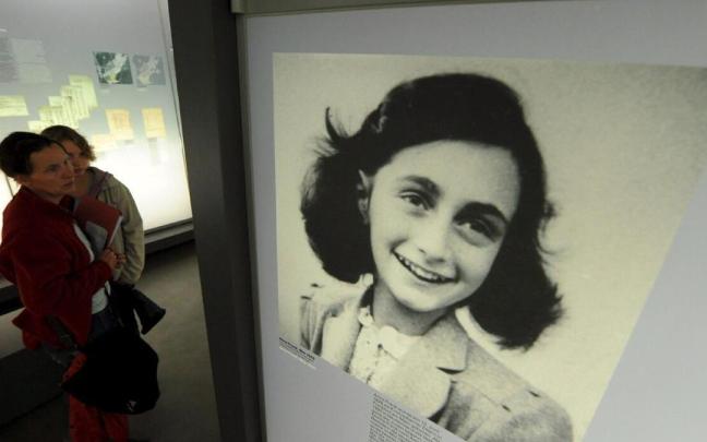 Dos mujeres observan una foto de Ana Frank en la casa-museo en Bergen-Belsen, Alemania.