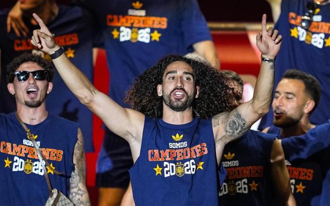 Cucurella eligió una curiosa canción para ser recibido como campeón.