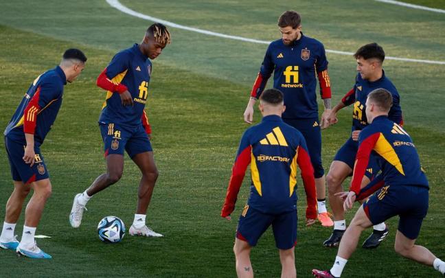 Nico Williams e Iñigo Martínez se ejercitan con España. Nico Williams e Iñigo Martínez se ejercitan con España.