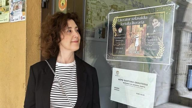 La escritora beasaindarra, Mariluz Cabezas, junto al cartel que anuncia la tertulia en la que participará / Mariluz Cabezas La escritora beasaindarra, Mariluz Cabezas, junto al cartel que anuncia la tertulia en la que participará