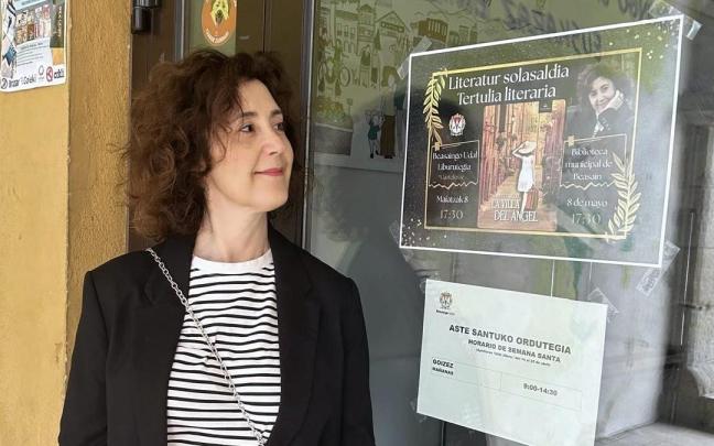 La escritora beasaindarra, Mariluz Cabezas, junto al cartel que anuncia la tertulia en la que participará / Mariluz Cabezas La escritora beasaindarra, Mariluz Cabezas, junto al cartel que anuncia la tertulia en la que participará