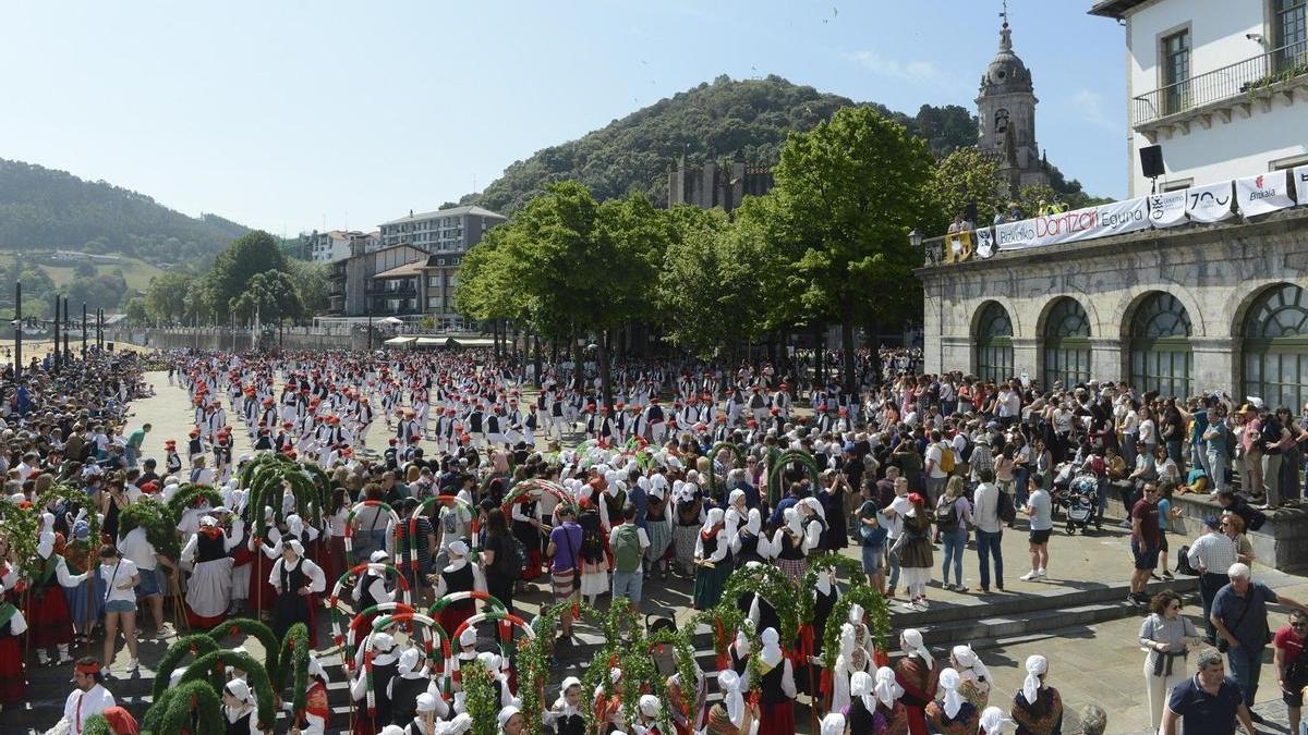 Una abarrotada Independientzia plaza ha acogido el acto central