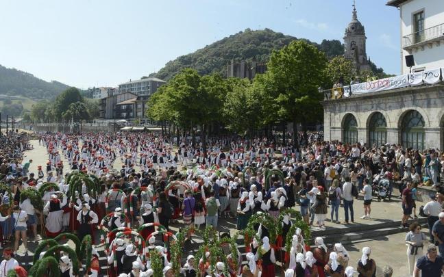 Una abarrotada Independientzia plaza ha acogido el acto central / Miguel Acera Una abarrotada Independientzia plaza ha acogido el acto central