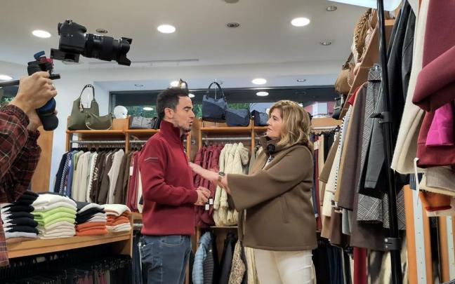 Joseba Olagarai, en una tienda de Hernani.