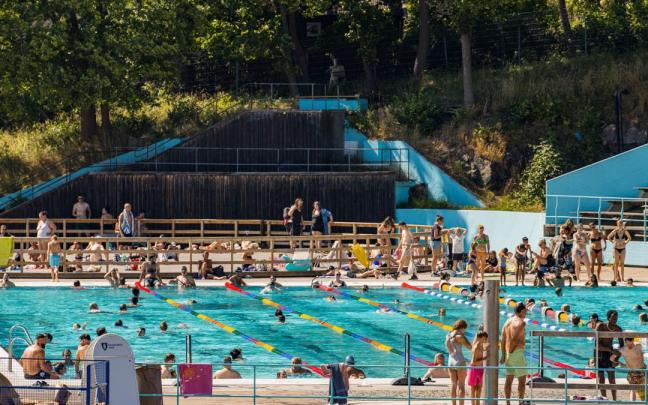 Imagen de archivo de una piscina.
