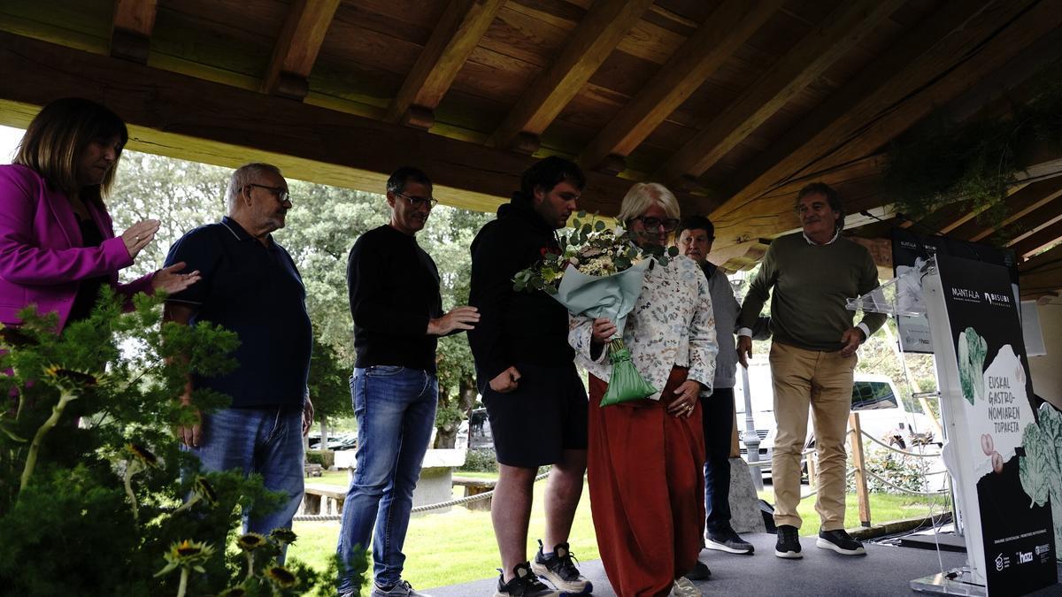 La familia de Txomin Bustinza durante el acto de homenaje