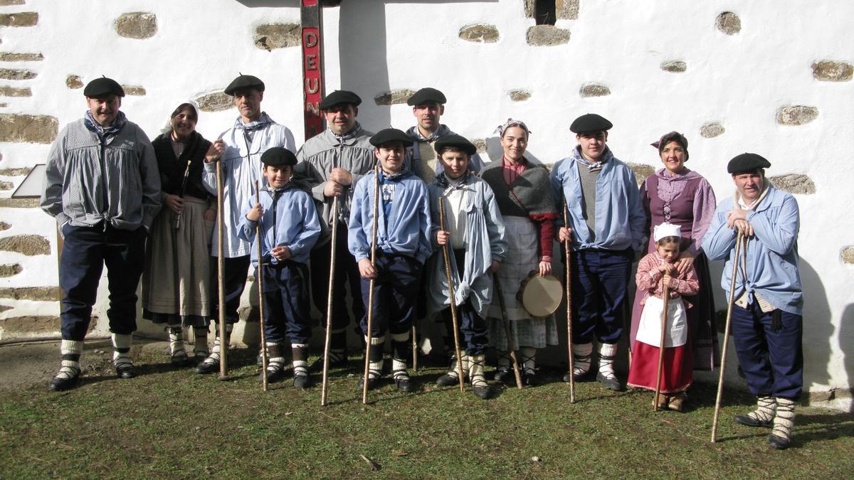 Cuadrilla que mantiene viva la tradición en Zeanuri