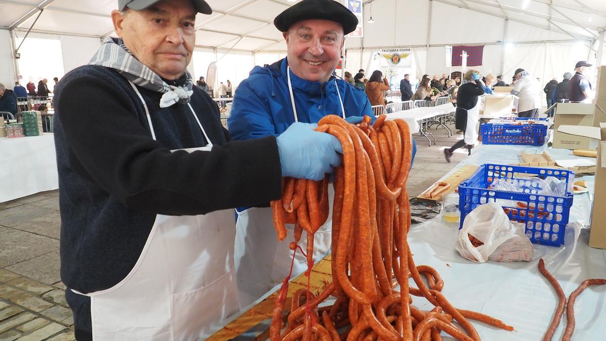 Los miembros del Club Ciclista Eibarrés han preparado una ingente cantidad de pintxos de txistorra.