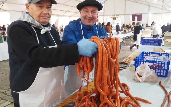 Los miembros del Club Ciclista Eibarrés han preparado una ingente cantidad de pintxos de txistorra.