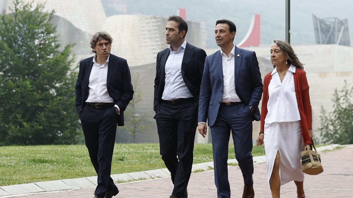 Cuerpo y Torres, acompañados de Eeneko Andueza y Marisol Garmendi, antes de la celebración del Basque Economic Forum.