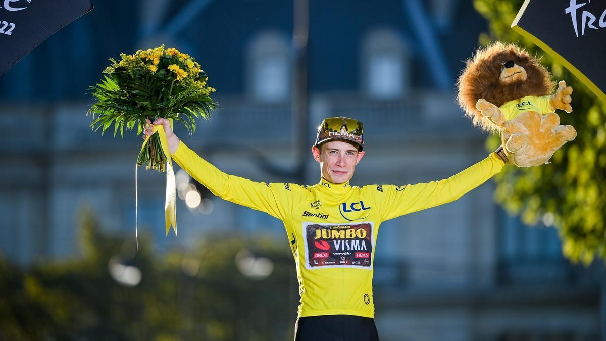 Foto de archivo del ciclista danés Jonas Vingegaard celebrando el podio en el Tour de Francia 2022.