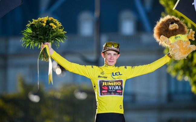 Foto de archivo del ciclista danés Jonas Vingegaard celebrando el podio en el Tour de Francia 2022.