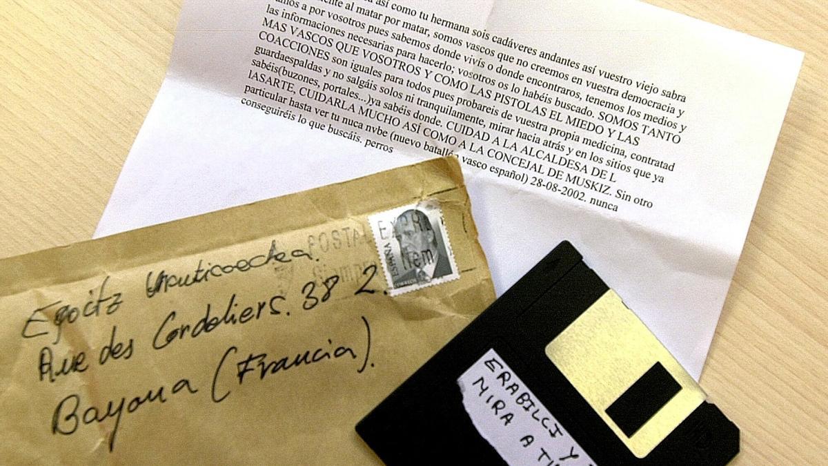 Disket y nota llegada a Egoitz Urrutikoetxea en Bayona firmada por el Nuevo Batallon Vasco Español.