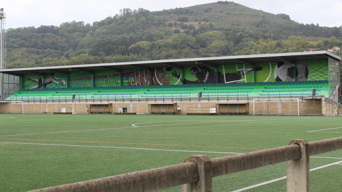 Mural en las gradas del campo de fútbol