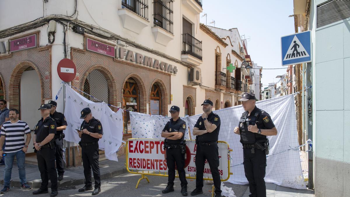 Agentes de policía mantienen cerrado el lugar en el que murió el policía en Andújar (Jaén).