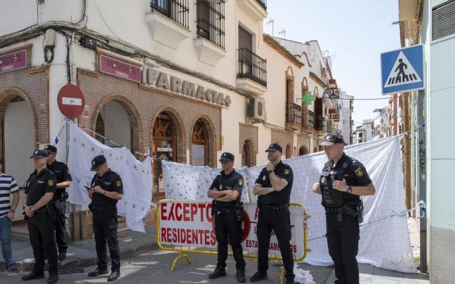 Agentes de policía mantienen cerrado el lugar en el que murió el policía en Andújar (Jaén).