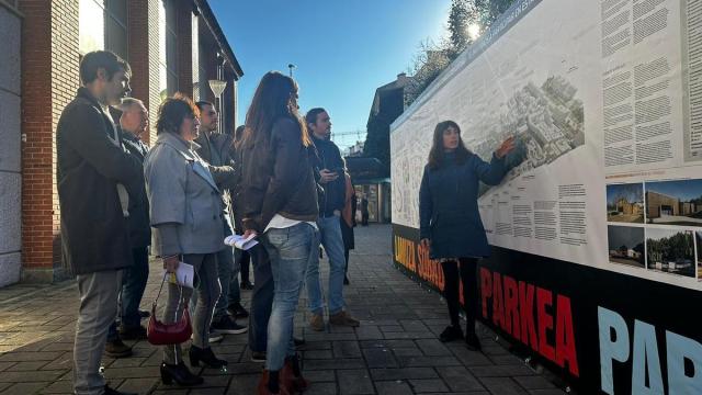 Representantes institucionales en una exposición del Plan Especial Lamuza