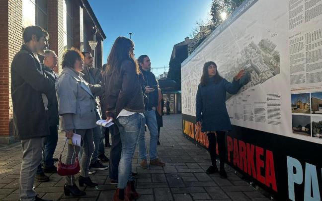Representantes institucionales en una exposición del Plan Especial Lamuza